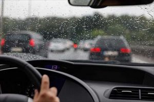 Nên và Không nên lái xe dưới mưa