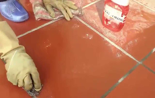 Loại bỏ các vết nhựa và sơn dính trên sàn