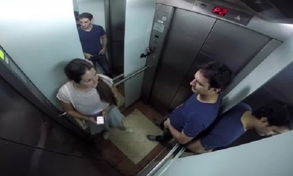 Quan sát cẩn thận cũng là một trong những lưu ý khi đi thang máy quan trọng