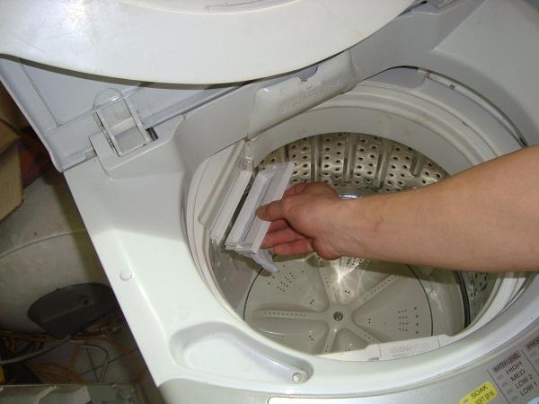 Lồng giặt không được vệ sinh thường xuyên khiến quần áo không được giặt sạch