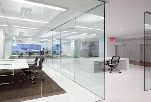 Toàn bộ không gian văn phòng hiện đại được sử dụng vách kính