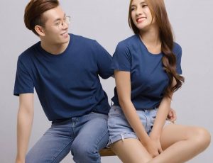 Áo phông xanh navy kết hợp với quần jeans