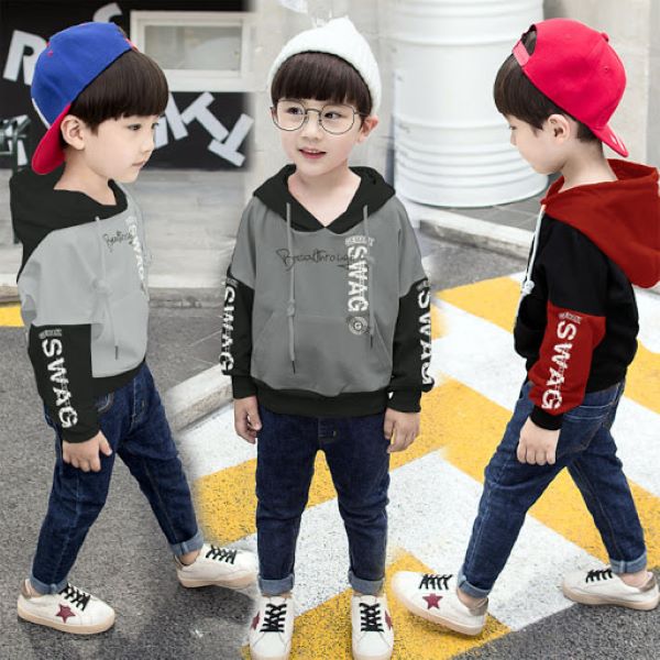 Áo hoodie và quần jean sẽ mang đến cho bé trai nhà bạn một phong cách đường phố và hiphop cực kỳ chất. 