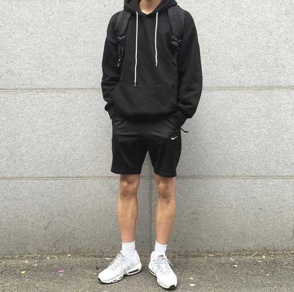 phối đồ hoodie cùng quần shorts