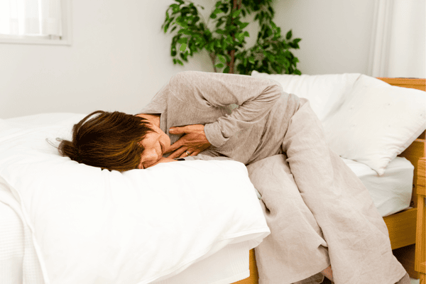 Bệnh nhân mắc bệnh lý thần kinh vận động, nằm trên giường bệnh
