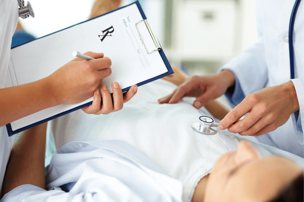Bệnh nhân nằm bất động trên giường sau ca phẫu thuật dài