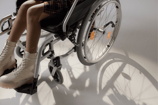 Một người đang tham gia trị liệu vật lý để cải thiện cử động