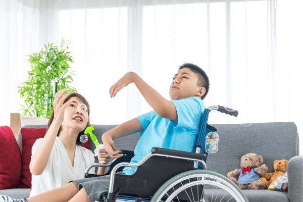 Người bệnh phải sử dụng xe lăn vì liệt hoàn toàn sau phẫu thuật