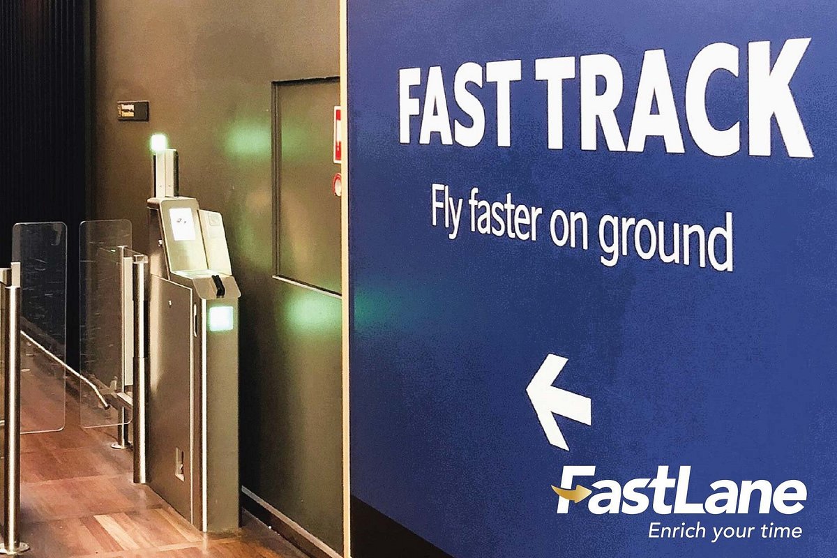 Infographic explaining the Vietnam visa fast track service and its benefits for quicker processing at the airport