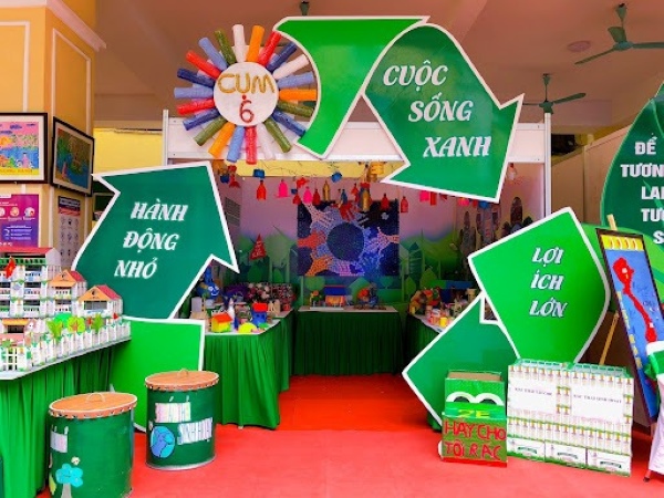 Trang trí khung gian hàng bằng vật liệu tái chế