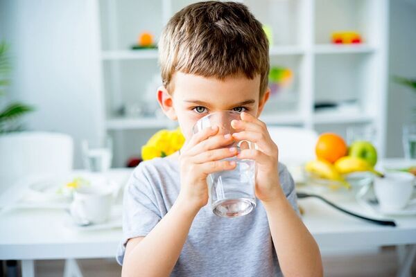 Nên uống bao nhiêu nước mỗi ngày phụ thuộc vào nhu cầu của từng cá nhân