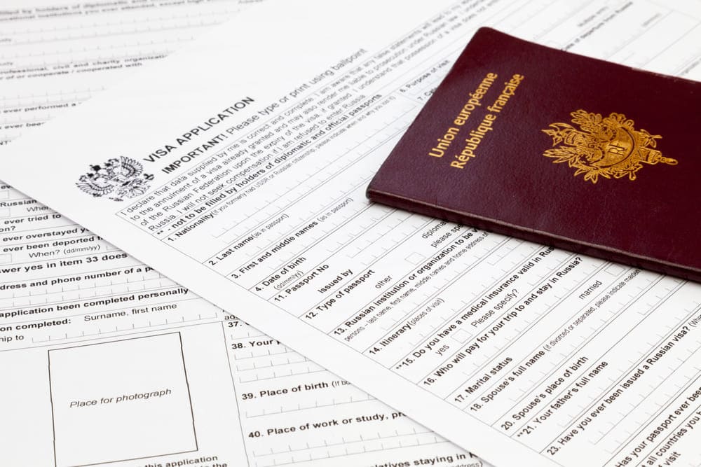 Bộ hồ sơ visa du lịch Pháp được chuẩn bị đầy đủ với các tờ giấy
