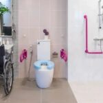 Bàn cầu INAX có dễ sử dụng cho người già