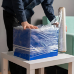 Cuộn màng chít đang được dùng để quấn hàng hóa, thể hiện hiệu quả đóng gói