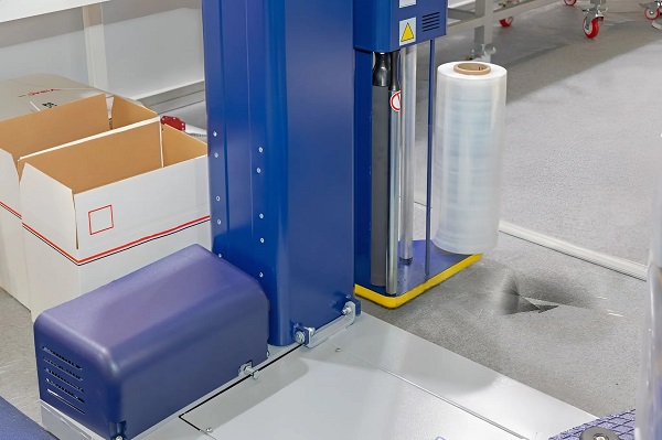 Hàng hóa được bảo vệ toàn diện bằng màng chít, sẵn sàng cho vận chuyển an toàn
