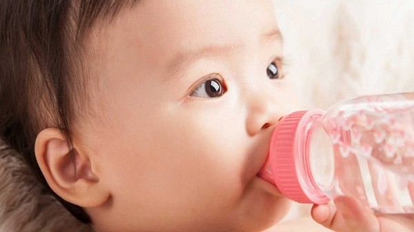 Trẻ dưới 6 tháng không nên uống nước lọc vì thận chưa đủ phát triển để xử lý nước dư thừa