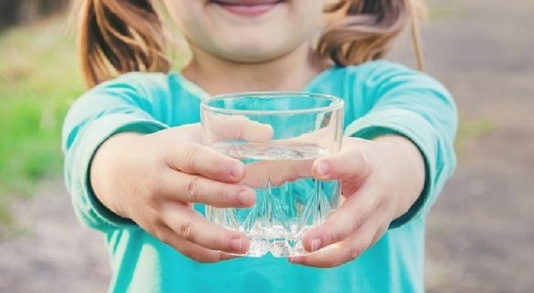 Trẻ mấy tháng uống được nước lọc?