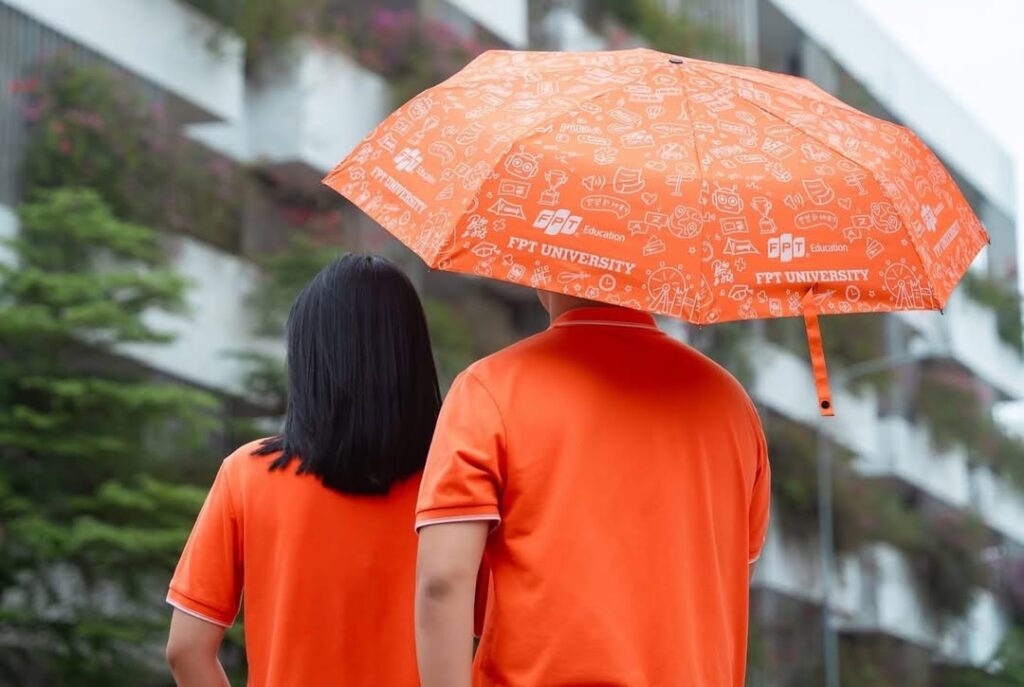 Mẫu dù in logo cho trường với thiết kế phù hợp không gian sân trường và màu sắc đồng bộ