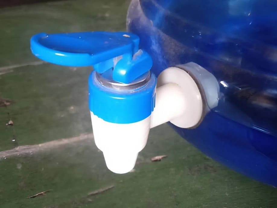Vi khuẩn rất dễ tích tụ trên vòi bình nước 20L