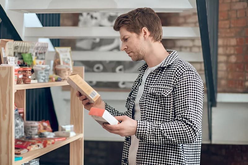 Người tiêu dùng đang kiểm tra tem nhãn sản phẩm Authentic để mua hàng