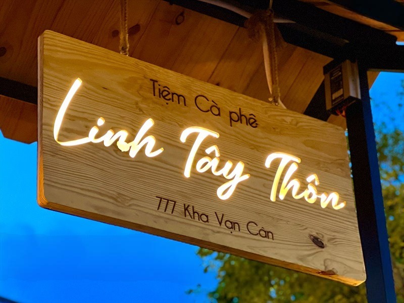 Thiết kế bảng hiệu treo linh hoạt giúp quán trà sữa thu hút khách mà không tốn diện tích