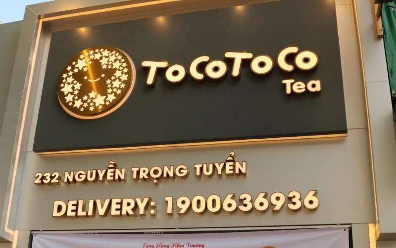 Bảng hiệu trà sữa cân đối về kích thước vừa mắt, giúp quán nổi bật và chuyên nghiệp
