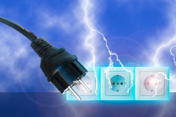 Tìm hiểu một số nguyên nhân gây ra hiện tượng quá điện áp là gì