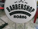 Bảng hộp đèn tròn tiệm tóc với thiết kế hiện đại, nổi bật mặt tiền và thu hút khách hàng