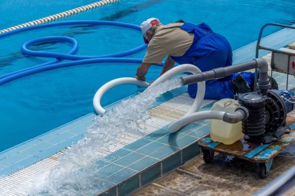 Kiểm tra chất lượng nước khi bảo dưỡng bể bơi