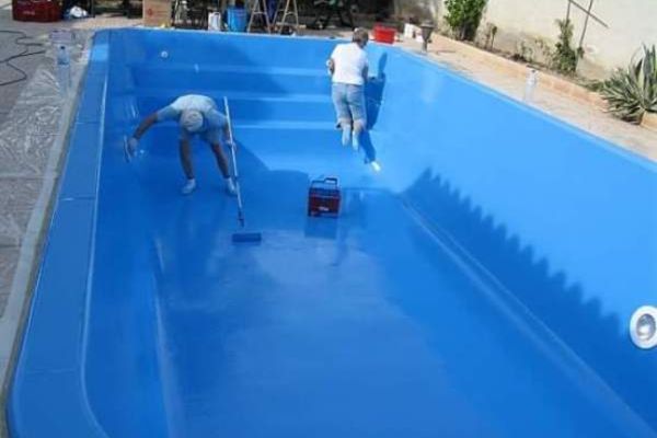 Dịch vụ bảo dưỡng đang làm sạch bể bơi chuyên nghiệp