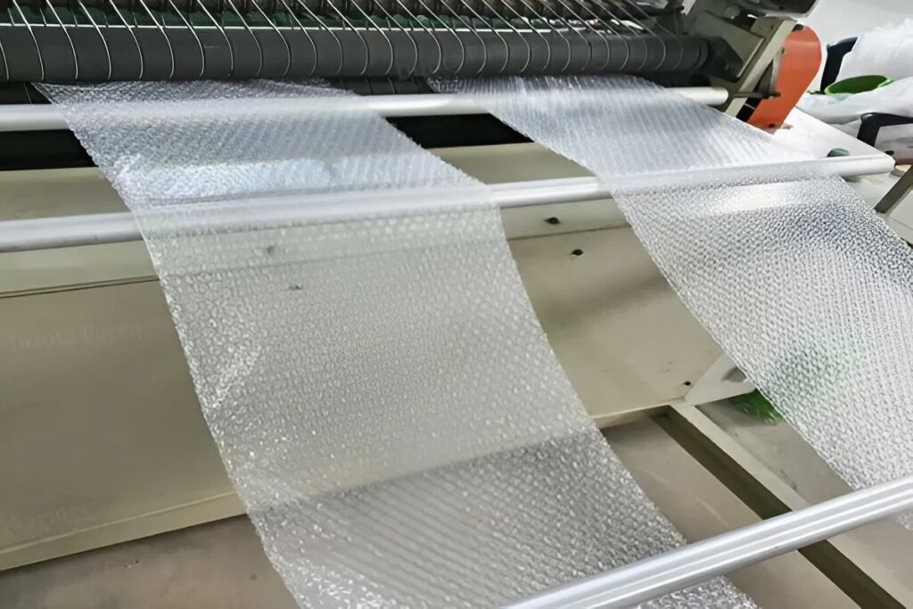 Công nghệ sản xuất túi xốp hơi hiện đại với máy móc tự động và hệ thống kiểm tra chất lượng nghiêm ngặt