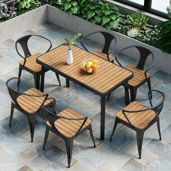 Đặt ghế sân vườn nơi khô ráo