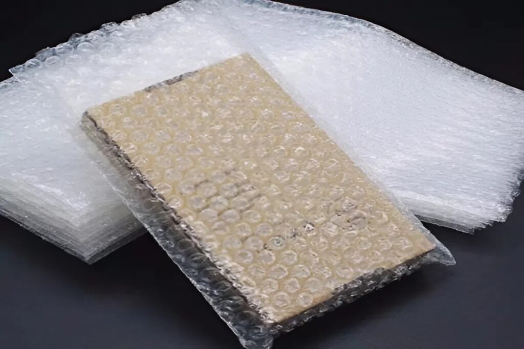 Cấu tạo túi xốp hơi với nhiều bong bóng khí nhỏ hấp thụ va chạm hiệu quả