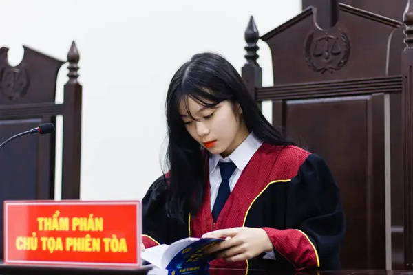 Nữ học ngành luật