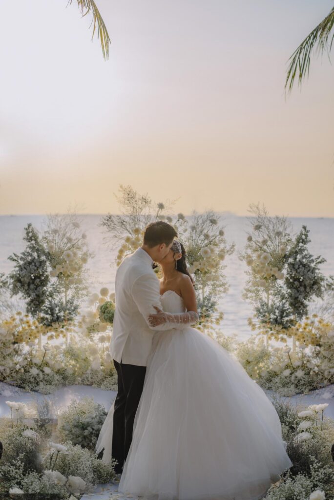 Why a Sunset Beach Wedding is Especially Romantic and Photogenic