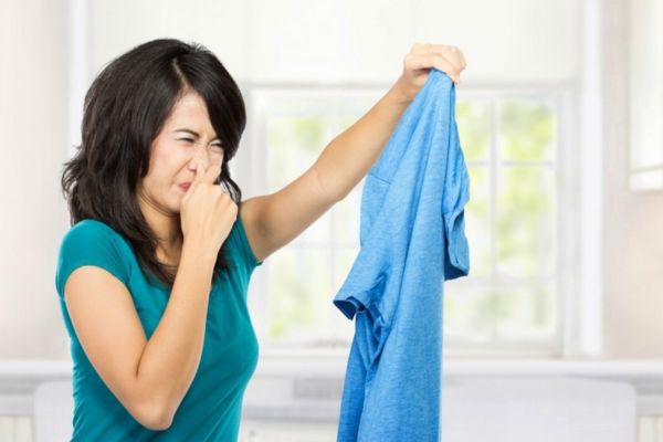 Tìm hiểu các cách khử quần áo bị mùi hôi mùa mưa
