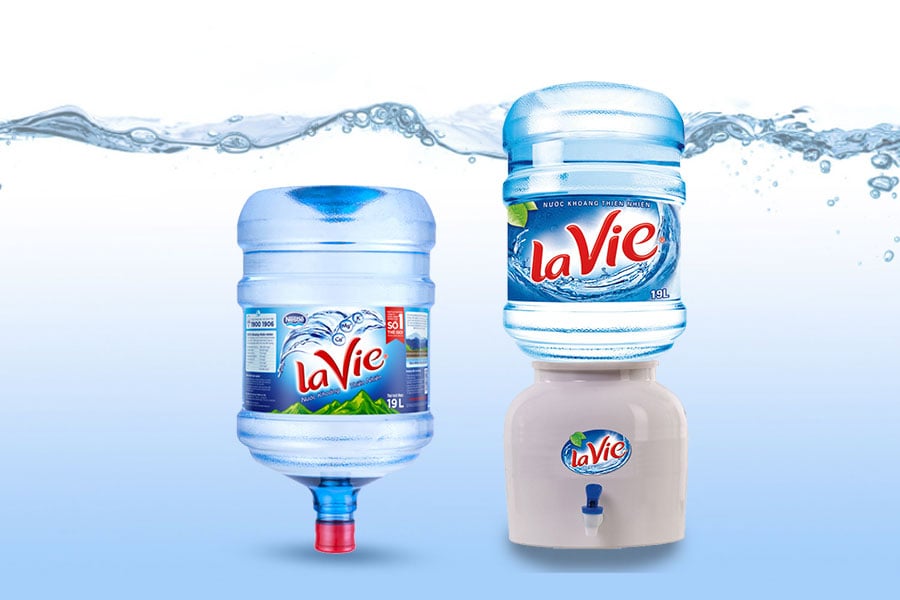 Sử dụng nước Lavie bình úp đúng cách giúp rót nước dễ dàng, sạch sẽ