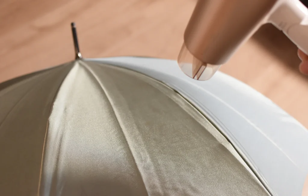 Phơi ô dù nơi thoáng khí giúp tán khô nhanh, hạn chế ẩm mốc