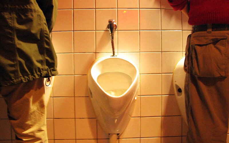 Toilet công ty có mùi hôi ảnh hưởng gì đến doanh nghiệp?