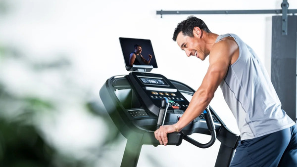 Đi bộ và chạy trên máy chạy bộ là những hình thức tập aerobic hiệu quả