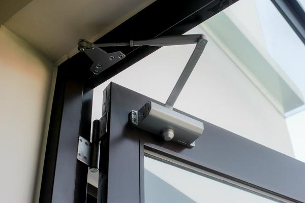 Tay co thủy lực đóng cửa tự động phổ biến