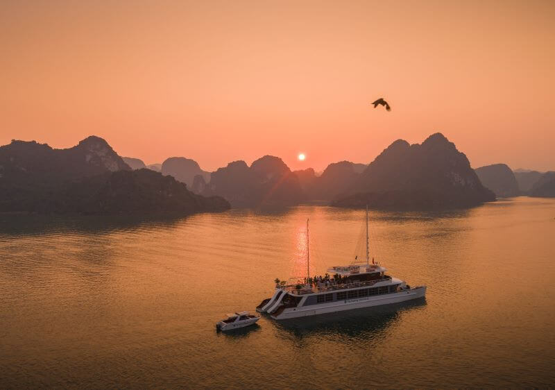 Ngắm hoàng hôn tại vịnh Lan Hạ