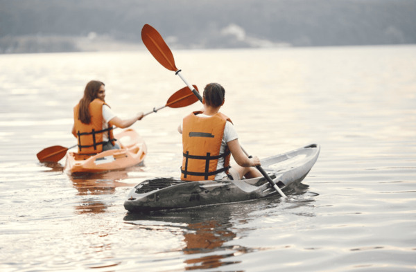 Cặp đôi chèo thuyền kayak