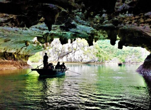 Khám phá Hang sáng - Hang tối tại vịnh Lan Hạ