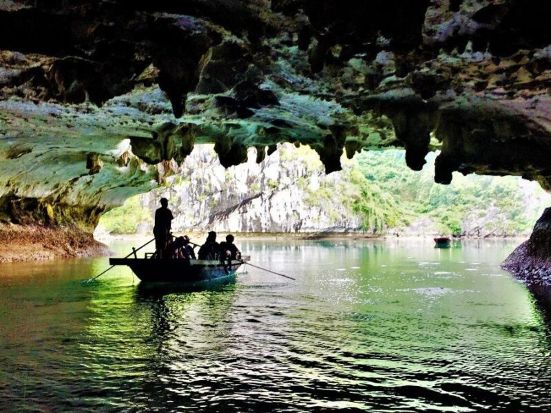Khám phá Hang sáng - Hang tối tại vịnh Lan Hạ
