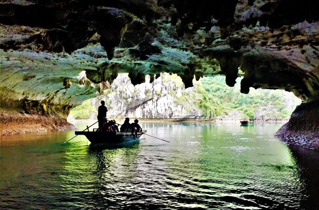 Khám phá Hang sáng - Hang tối tại vịnh Lan Hạ