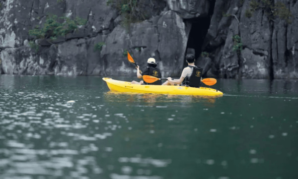 Hoạt động chèo thuyền Kayak tại Tùng Sâu trong chuyến 2N1Đ