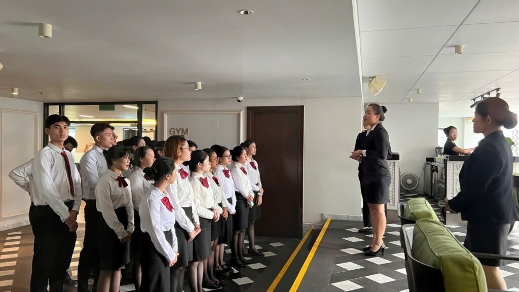 Cơ hội nghề nghiệp thực tế trả lời cho câu hỏi học quản trị khách sạn có dễ xin việc