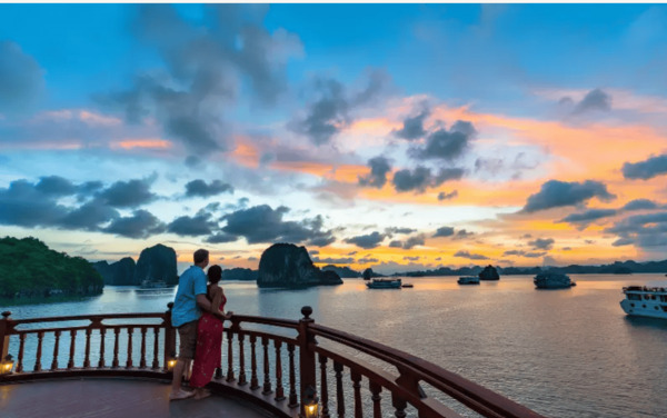 Ngắm hoàng hôn trên boong tàu