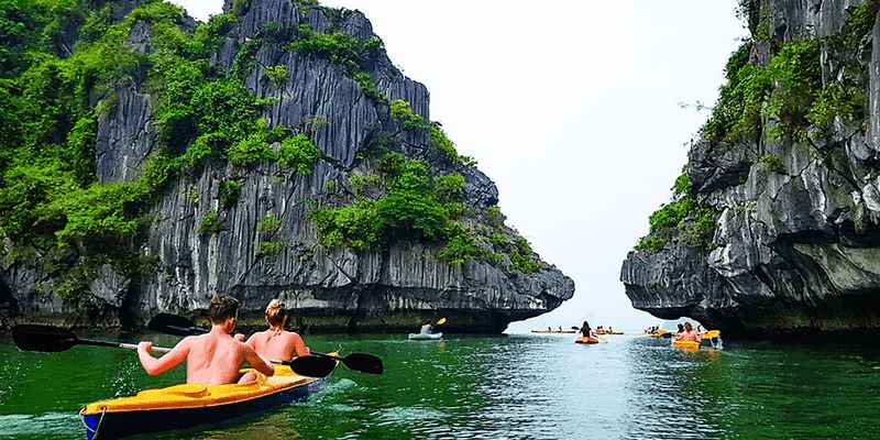 Trải nghiệm chèo kayak tại vịnh Lan Hạ